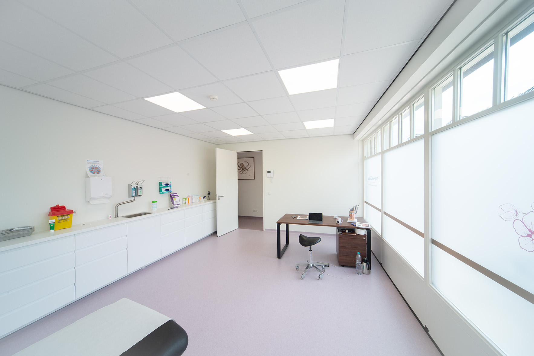 Cosmetische kliniek Heemstede - behandelkamer voorzijde Praktijk Willeke Kamphof